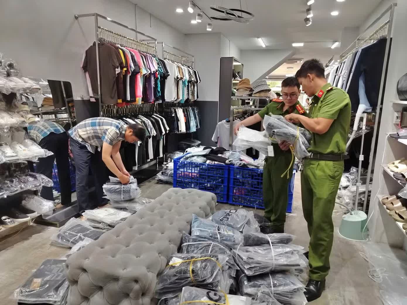 Cửa h&agrave;ng TN Luxury,  Chủ TN Luxury,  Nh&acirc;n vi&ecirc;n TN Luxury,  Sản phẩm thời trang,  Giả thương hiệu ảnh 2
