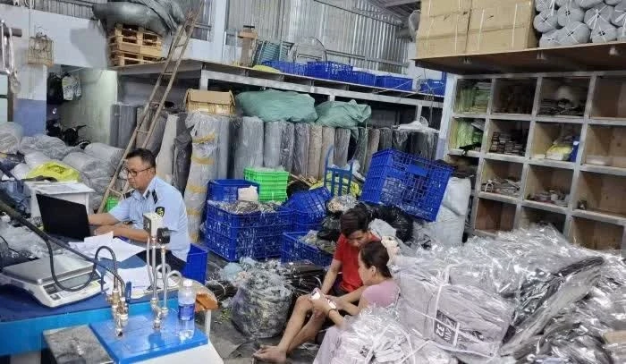 Triệt phá cơ sở sản xuất lượng lớn quần áo nghi giả mạo
