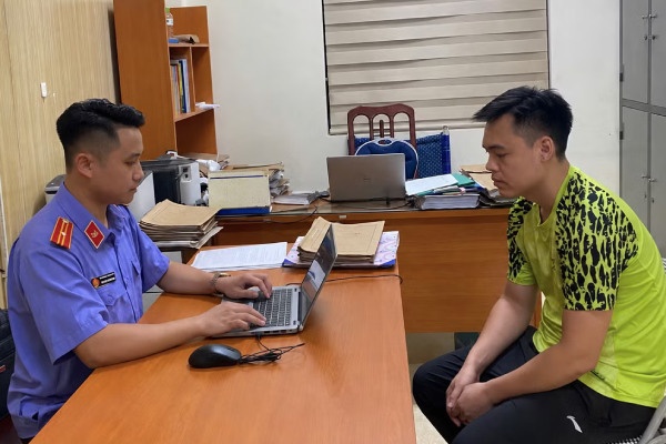 Khởi tố người đàn ông xịt nước vào thợ tháo dỡ nhà sát vách