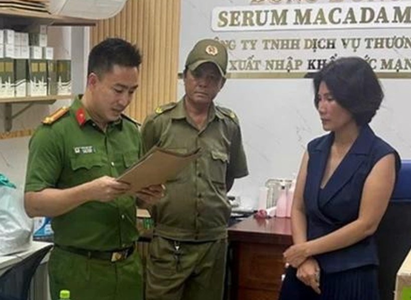 Nữ giám đốc phẫu thuật đổi khuôn mặt để lẩn trốn