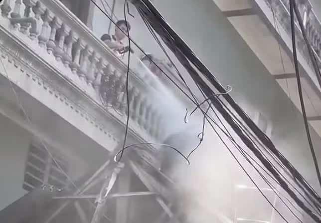 xịt nước v&agrave;o thợ,  th&aacute;o dỡ nh&agrave;,  s&aacute;t v&aacute;ch ảnh 2