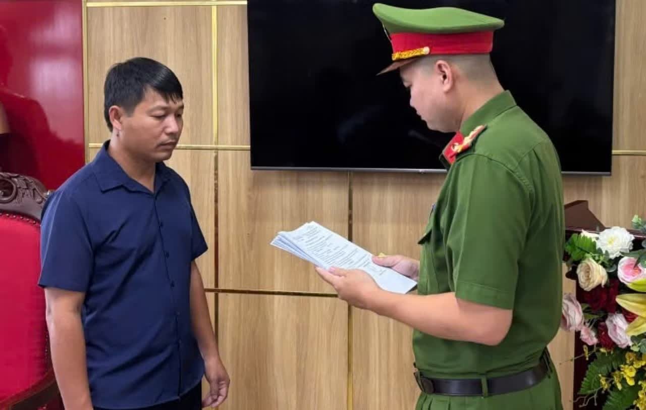 Khởi tố chủ cơ sở dùng hơn 163 tấn chất thải làm gạch