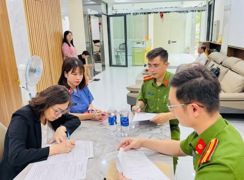 Dùng tài khoản cá nhân 'né' thuế, chủ doanh nghiệp vàng bạc bị khởi tố