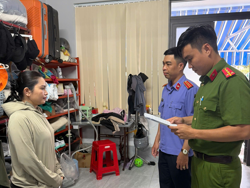 Huỳnh Hạ Thi,  Hộ Ti Ti-Sy ảnh 1