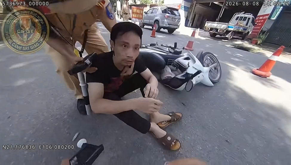 Video: Cảnh sát giao thông khống chế Dương Minh Hoàng khi mang ma túy trên đường