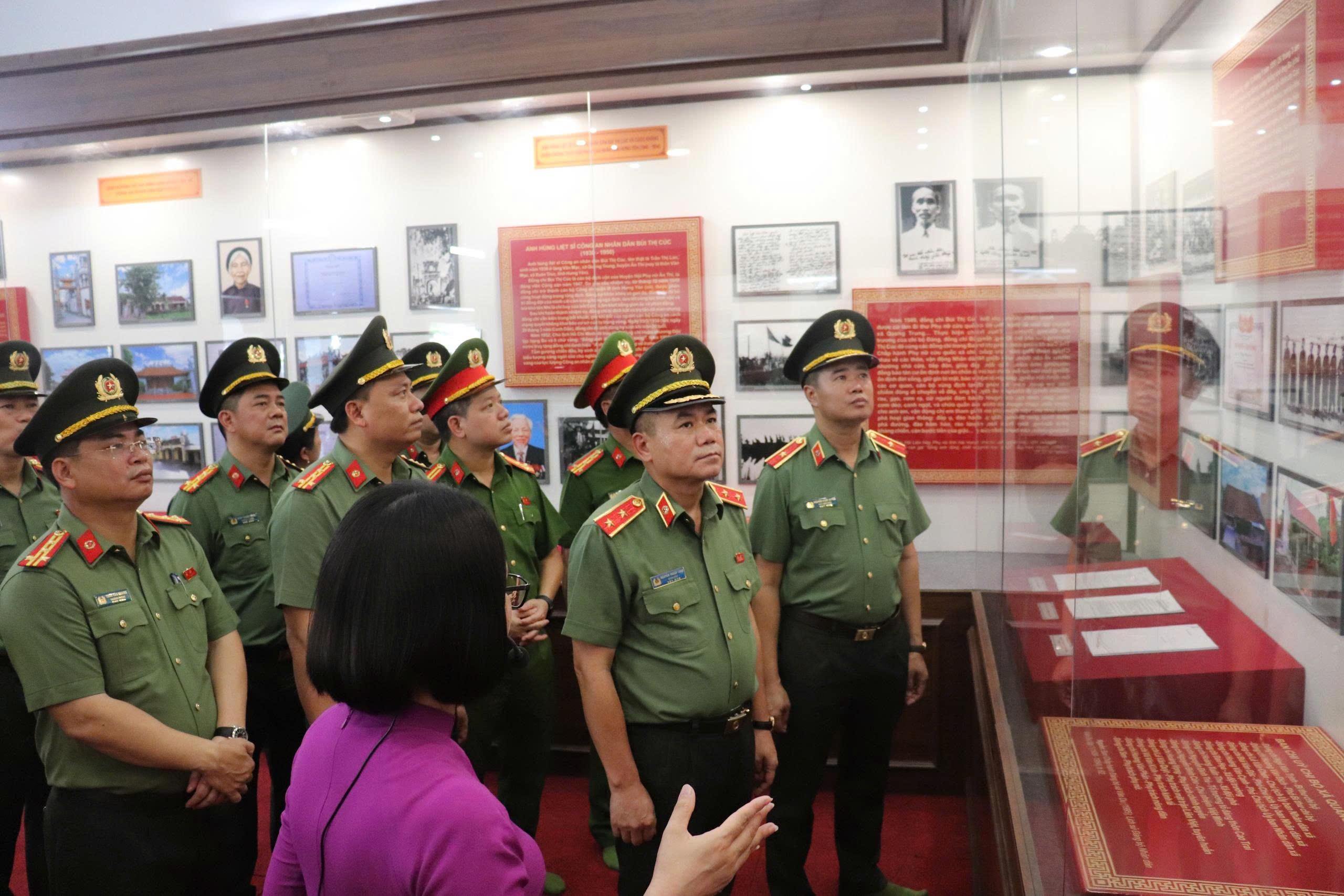 Công an TP Hà Nội dâng hương tưởng niệm Anh hùng liệt sĩ CAND Bùi Thị Cúc