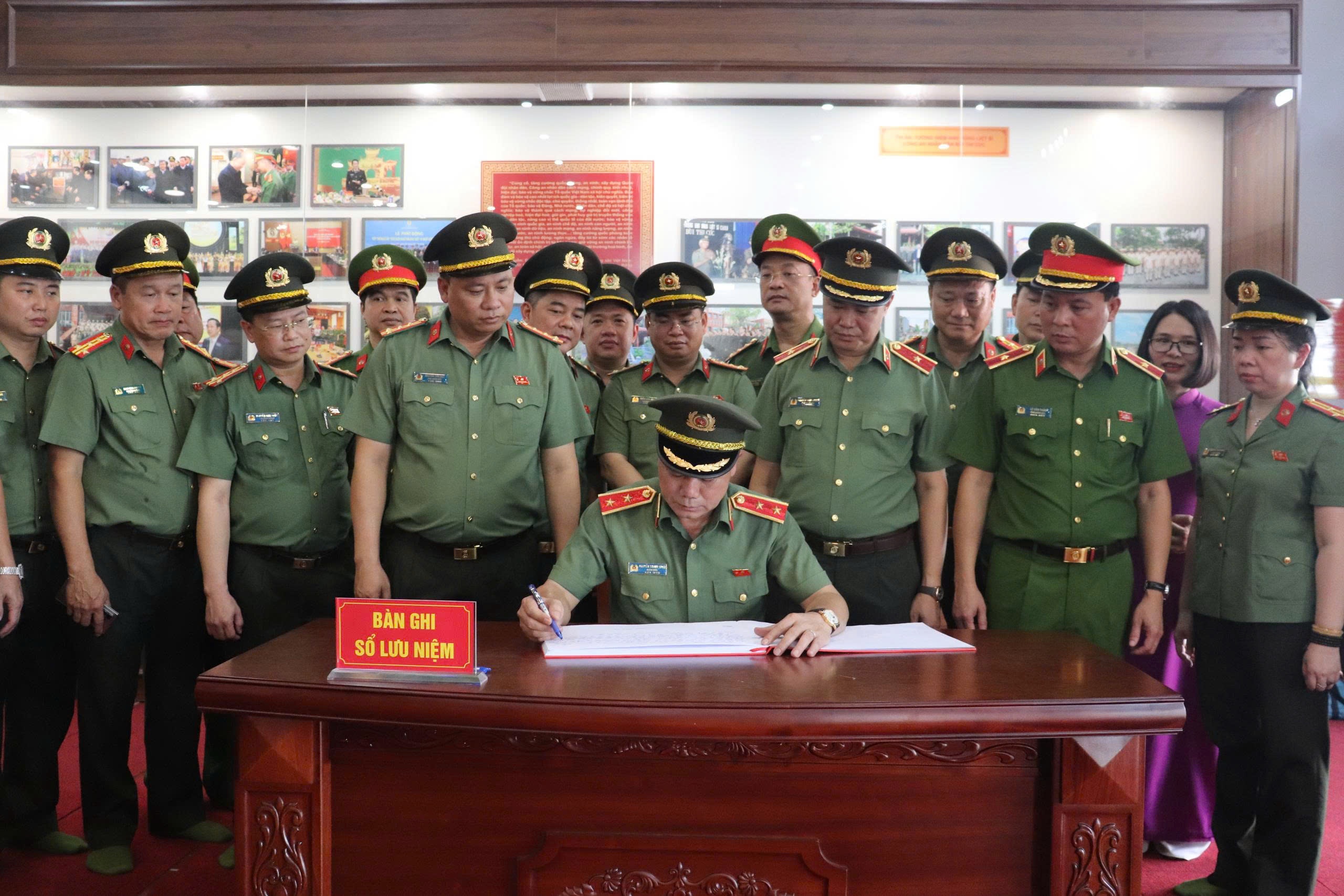 B&ugrave;i Thị C&uacute;c ảnh 1