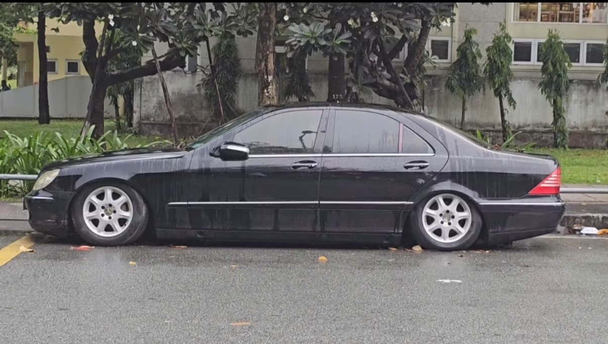 Xác minh ôtô Mercedes bỏ lại bên đường gần sân bay Tân Sơn Nhất