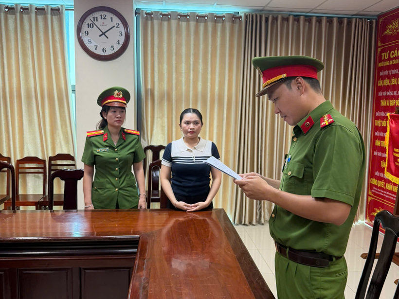 Huỳnh Hạ Thi,  Hộ Ti Ti-Sy ảnh 2