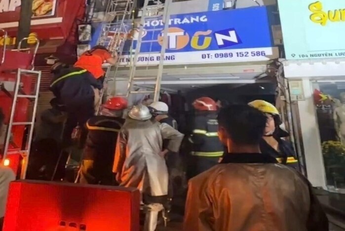 Cứu 4 người khỏi đám cháy cửa hàng thời trang ở Hà Nội