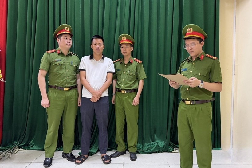 Phê chuẩn khởi tố chủ cửa hàng bán hơn 1.100 đôi giày giả nhãn hiệu