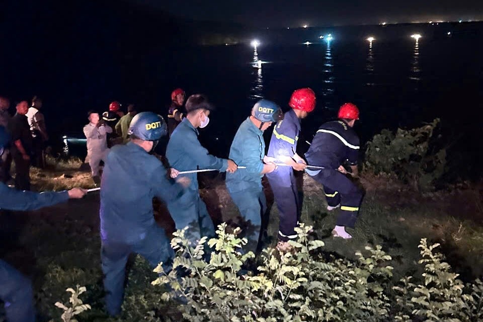 Trượt chân khi chụp ảnh, nữ sinh viên rơi xuống vực sâu ở Sơn Trà