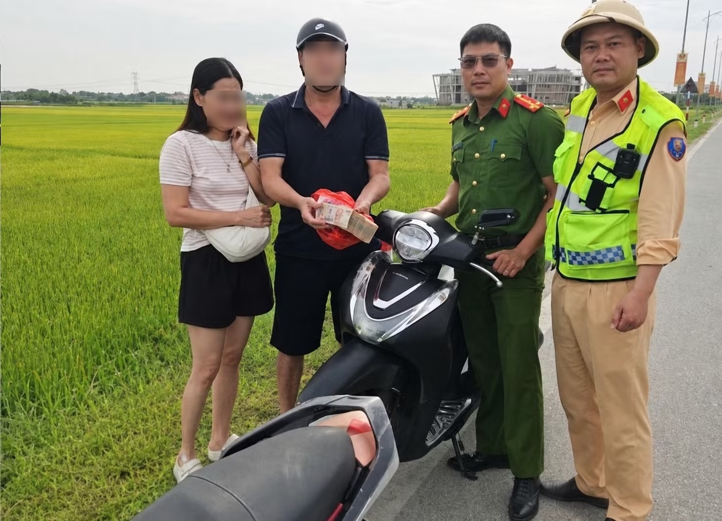 CSGT nhặt được 200 triệu đồng, tìm người đánh rơi trao trả