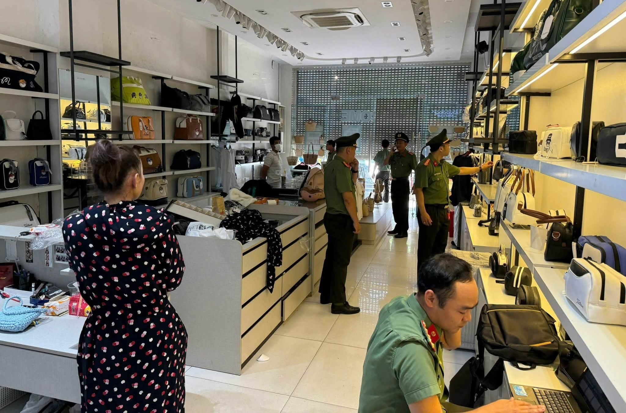 Khởi tố vụ buôn bán hơn 3.600 sản phẩm giả nhãn hiệu nổi tiếng