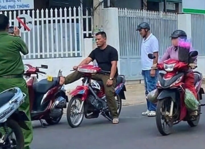 Đạp ng&atilde;,  người đ&agrave;n &ocirc;ng,  đang chạy xe m&aacute;y ảnh 1