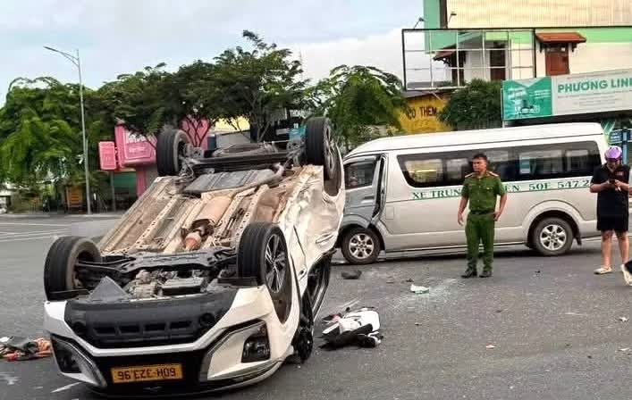 Xe 16 chỗ tông taxi, nhiều người bị thương