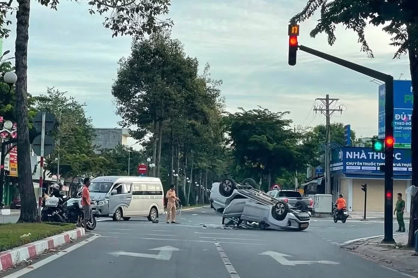 Xe 16 chỗ,  t&ocirc;ng taxi ảnh 2