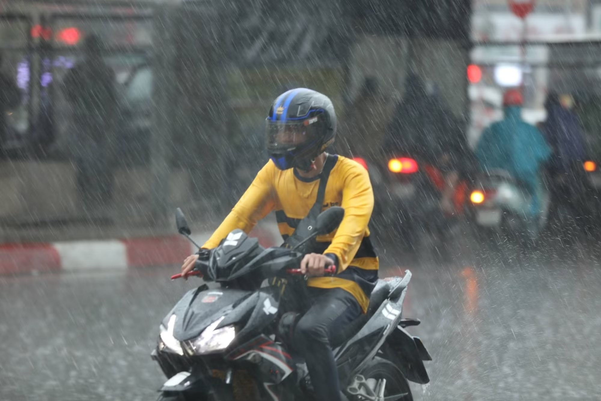 &aacute;p thấp nhiệt đới ảnh 2