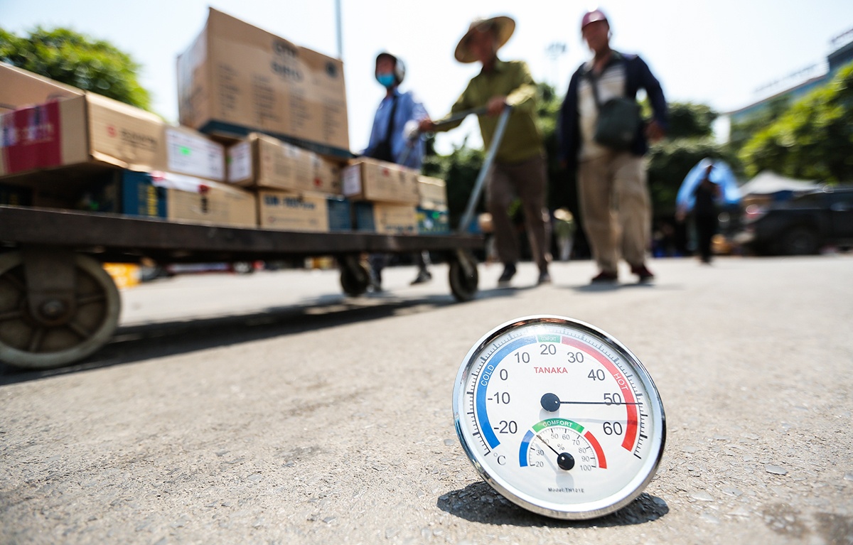 Hà Nội ngày nắng 36°C, chiều tối mưa dông