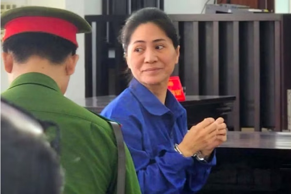 Giám đốc show 'Về đây bốn cánh chim trời' biết không thể biểu diễn, vẫn bán vé