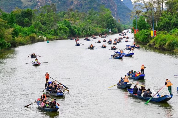 Nhiều người chèo đò chở khách ở Chùa Hương bị lừa 4,4 tỷ xin cấp phép hoạt động
