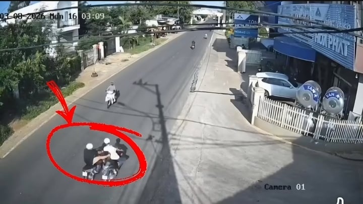 Đạp ng&atilde;,  người đ&agrave;n &ocirc;ng,  đang chạy xe m&aacute;y ảnh 2