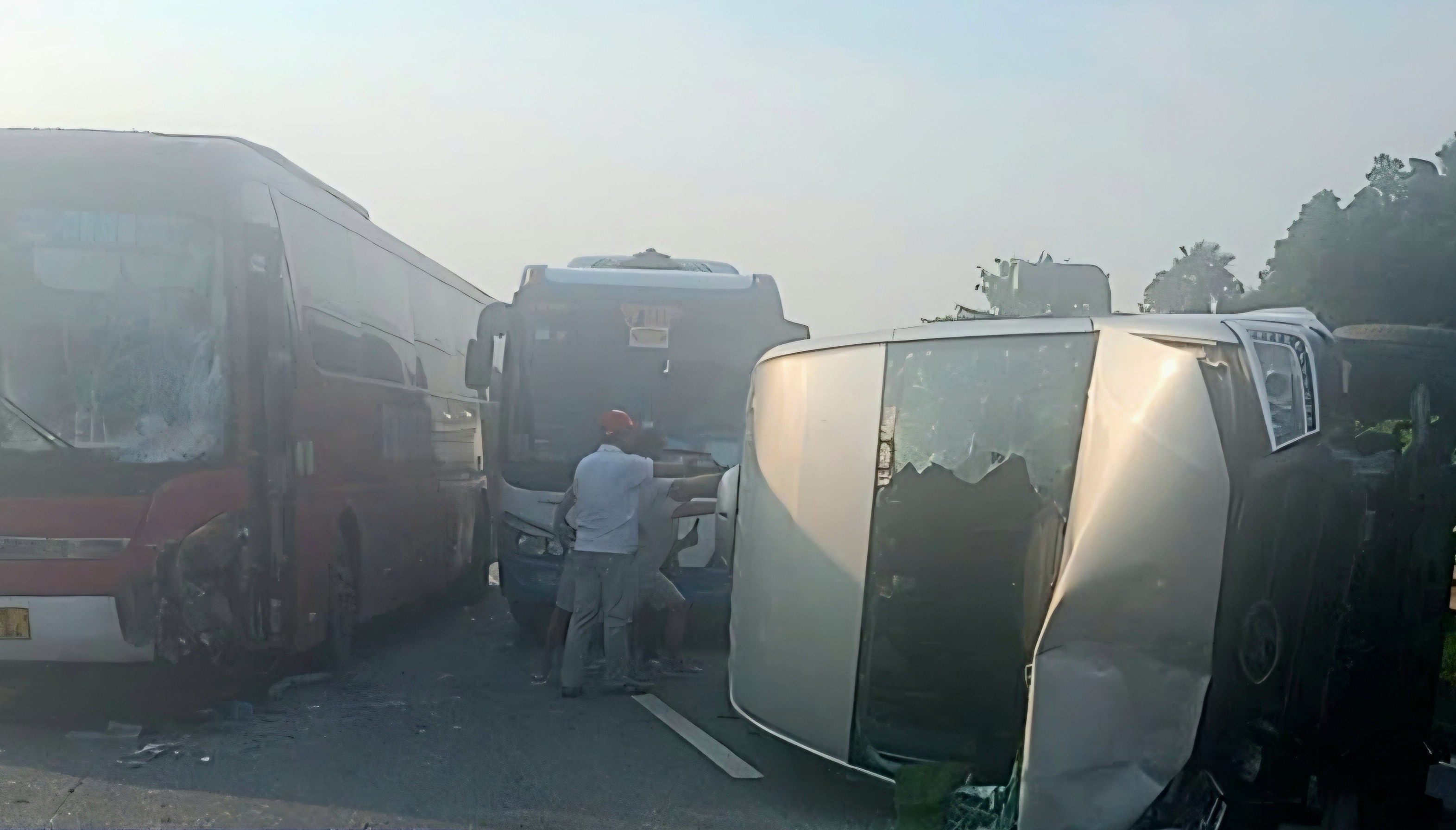 Xe khách đâm 2 ôtô trên cao tốc Nội Bài - Lào Cai