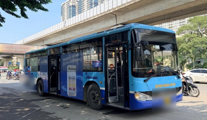 Xe buýt va chạm xe máy trên phố, một cháu bé tử vong