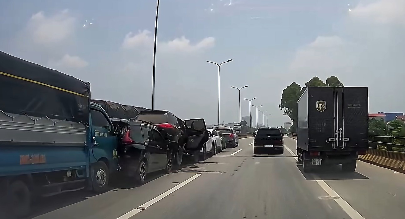 7 ôtô dồn toa trên quốc lộ ở Bắc Ninh, 2 xe biến dạng