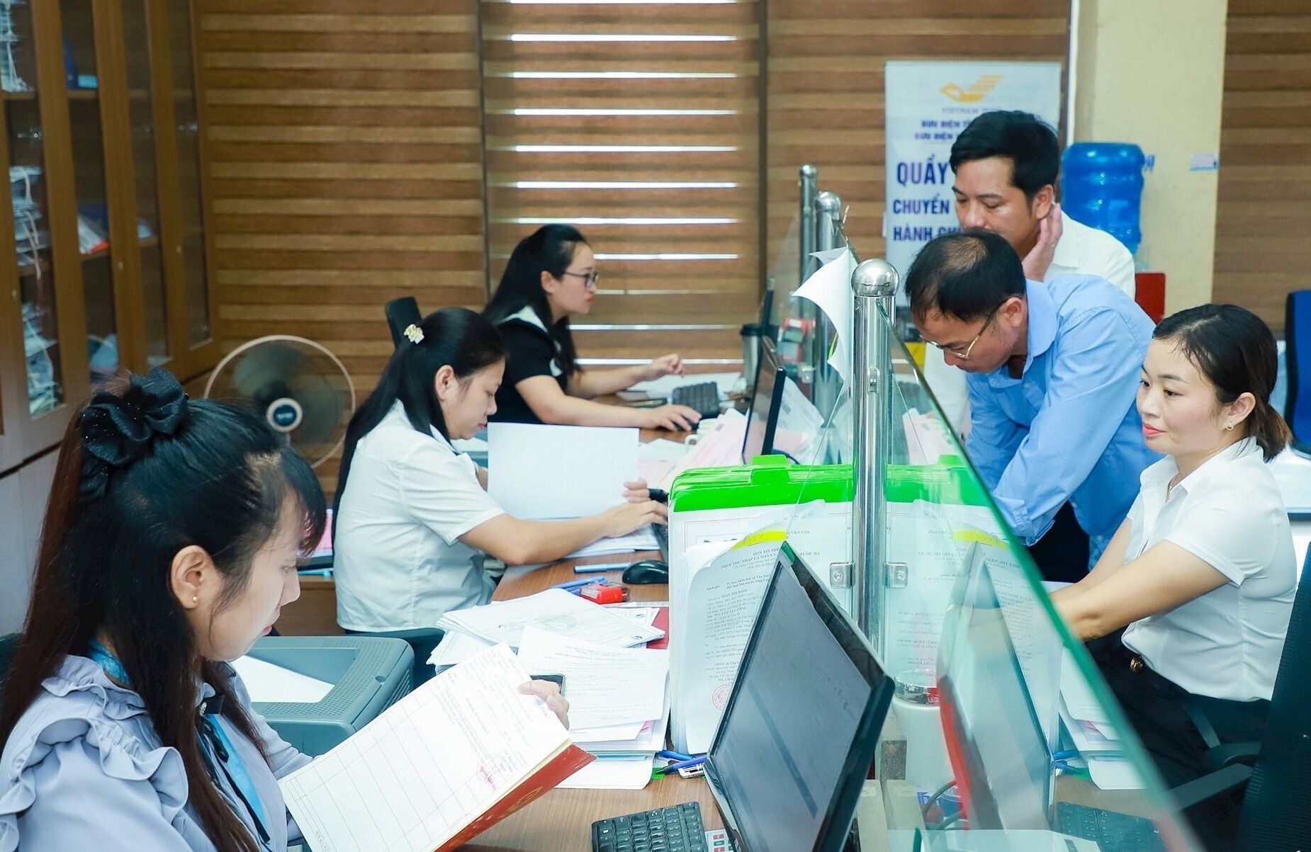 Bộ Nội vụ sẽ tham mưu điều chỉnh lương khu vực công