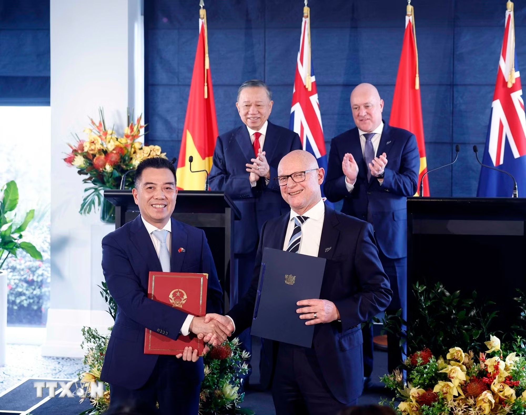 gặp gỡ b&aacute;o ch&iacute; ảnh 2