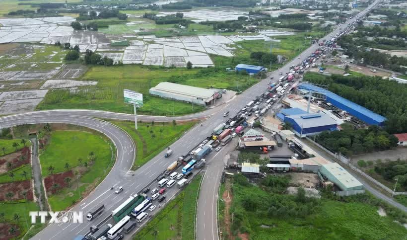 Ùn tắc kéo dài trên Quốc lộ 51 nối cao tốc TP.HCM - Long Thành - Dầu Giây