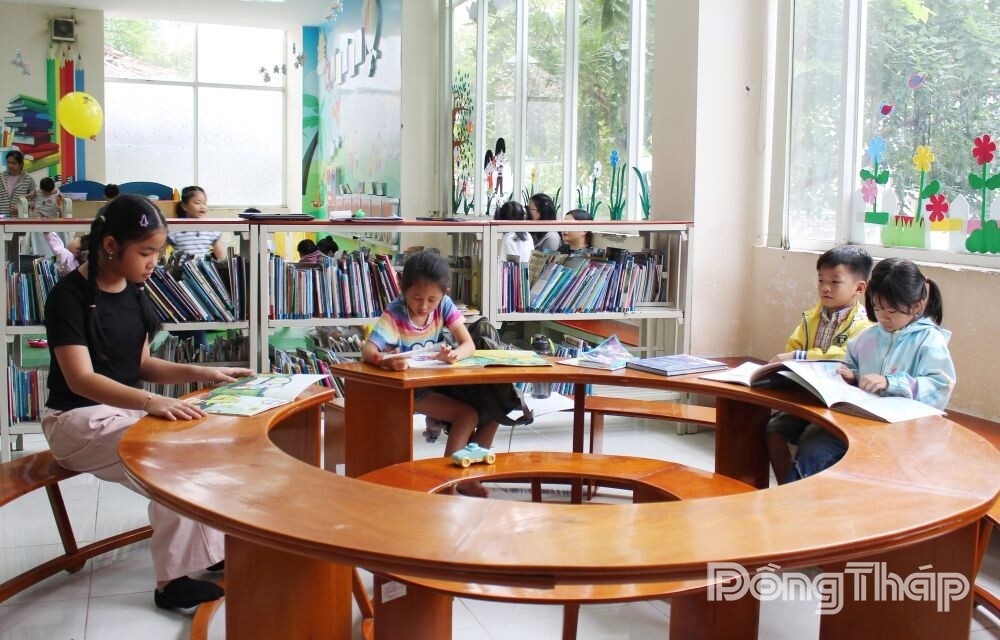 đọc s&aacute;ch ảnh 1