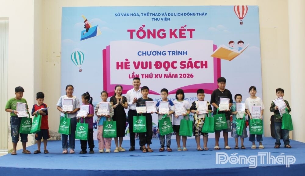 đọc s&aacute;ch ảnh 3