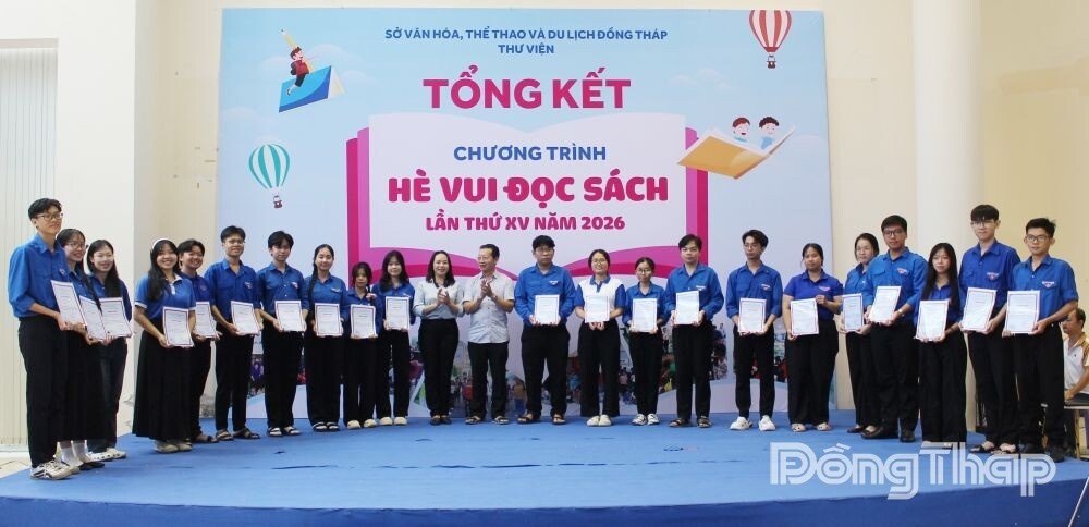 đọc s&aacute;ch ảnh 2