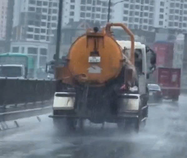 Xe bồn xả nước thải đen kịt xuống đường Vành đai 3