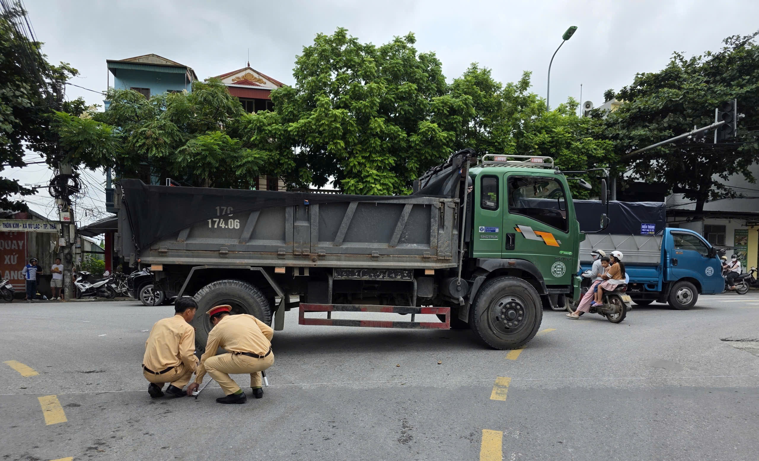 Khởi tố vụ án xe tải vượt ẩu khiến một phụ nữ tử vong