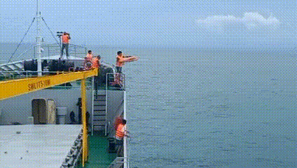 Khoảnh khắc tàu hải quân, tàu cá cứu hai người trôi dạt trên biển