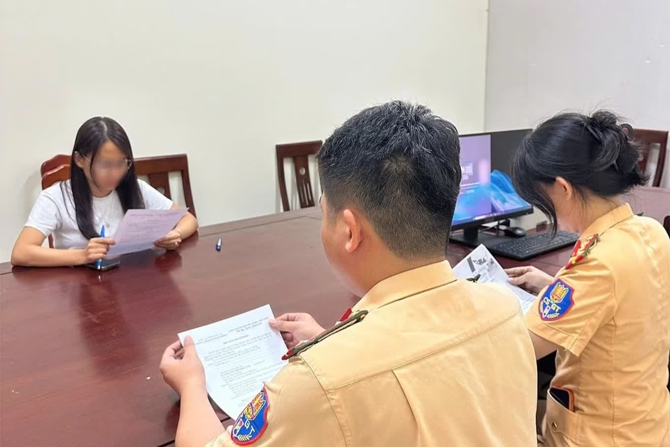 Trượt s&aacute;t hạch,  l&aacute;i xe,  nữ học vi&ecirc;n ảnh 1