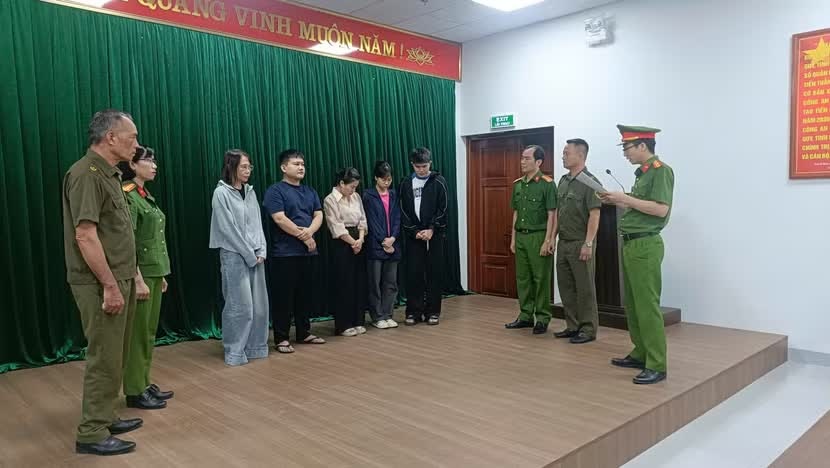 Đ&oacute;ng vai b&aacute;c sĩ,  chăm s&oacute;c,  dọa nạt người bệnh ảnh 1