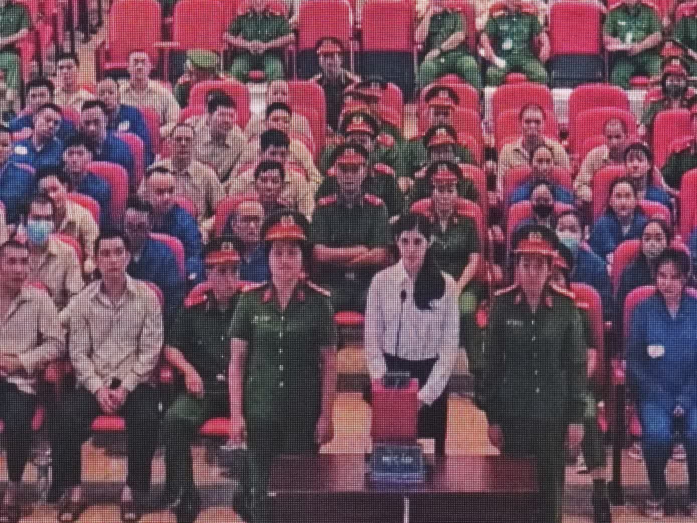 Ca sĩ Chi D&acirc;n,  người m&acirc;̃u An T&acirc;y,  C&ocirc; ti&ecirc;n từ thiện ảnh 3