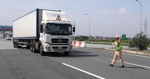 Ngày đầu CSGT xử phạt lỗi không giữ khoảng cách an toàn trên cao tốc
