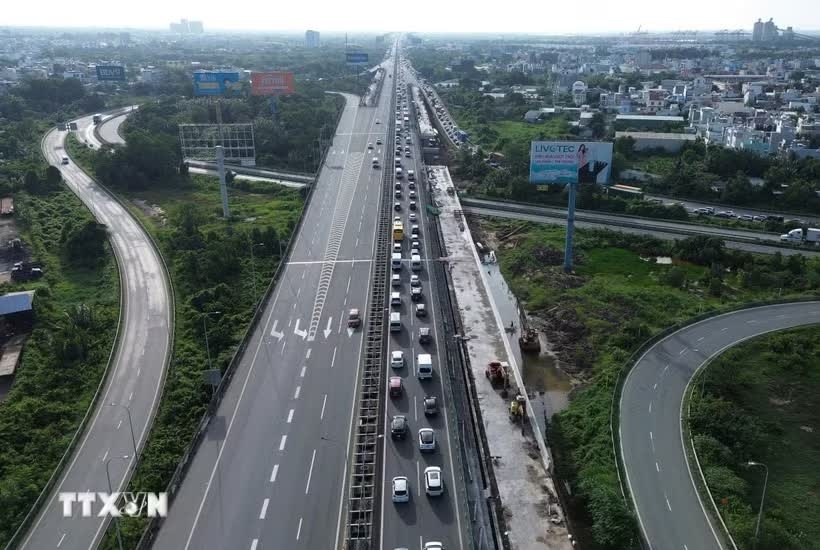 Hàng nghìn ôtô ùn ứ trên cao tốc TP.HCM - Long Thành - Dầu Giây