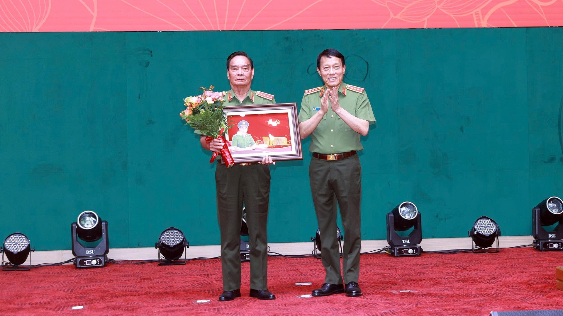 s&aacute;ch c&ocirc;ng an ảnh 3