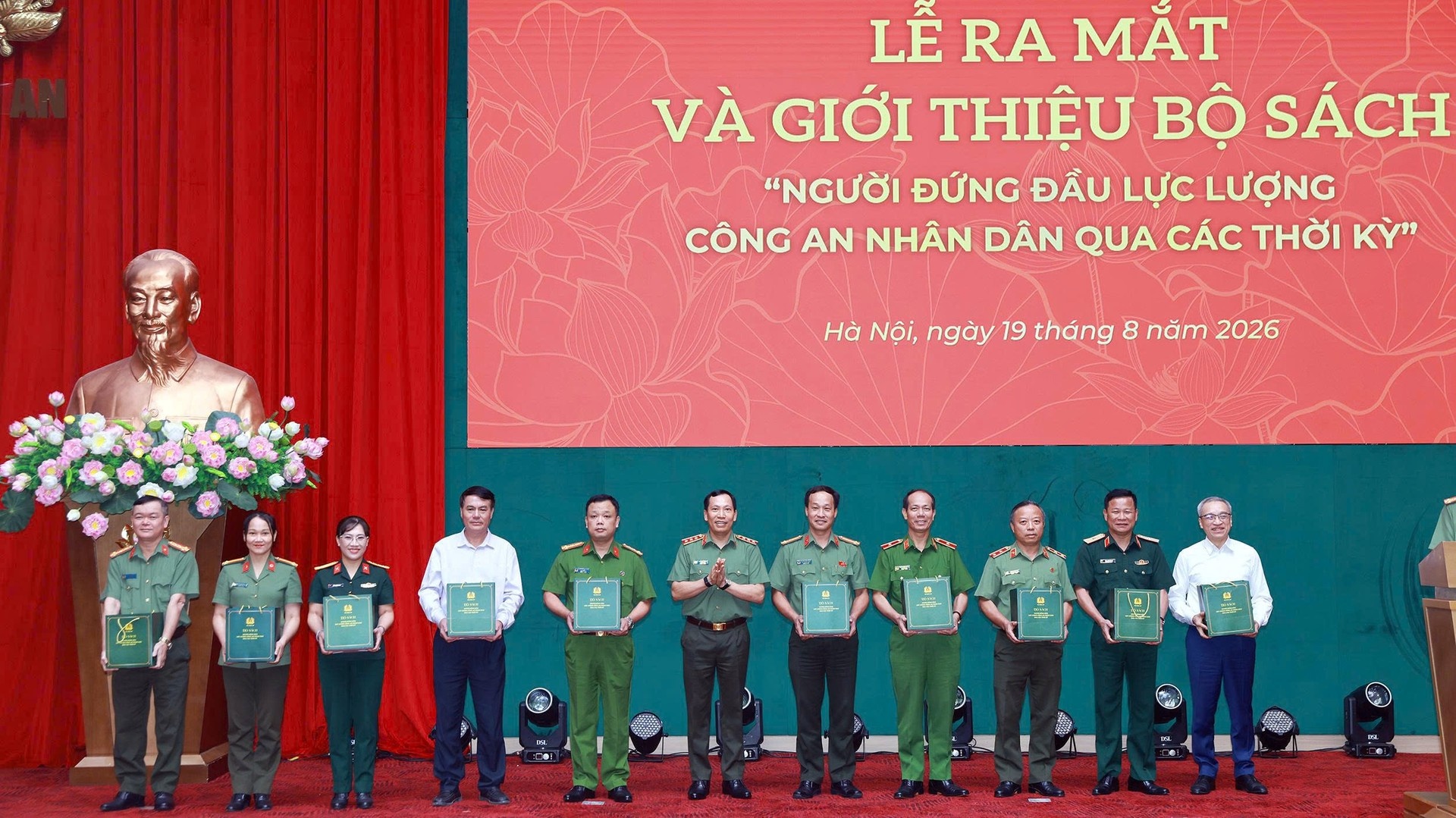 s&aacute;ch c&ocirc;ng an ảnh 5