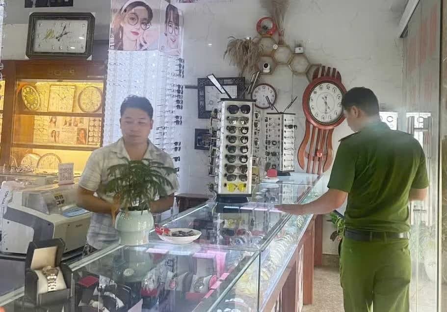 Bán đồng hồ Rolex giả, chủ cửa hàng ở Phú Thọ bị khởi tố
