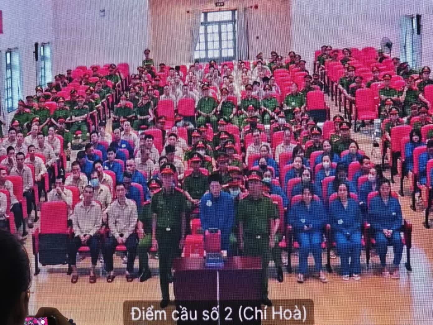 Ca sĩ Chi D&acirc;n,  người m&acirc;̃u An T&acirc;y,  C&ocirc; ti&ecirc;n từ thiện ảnh 2