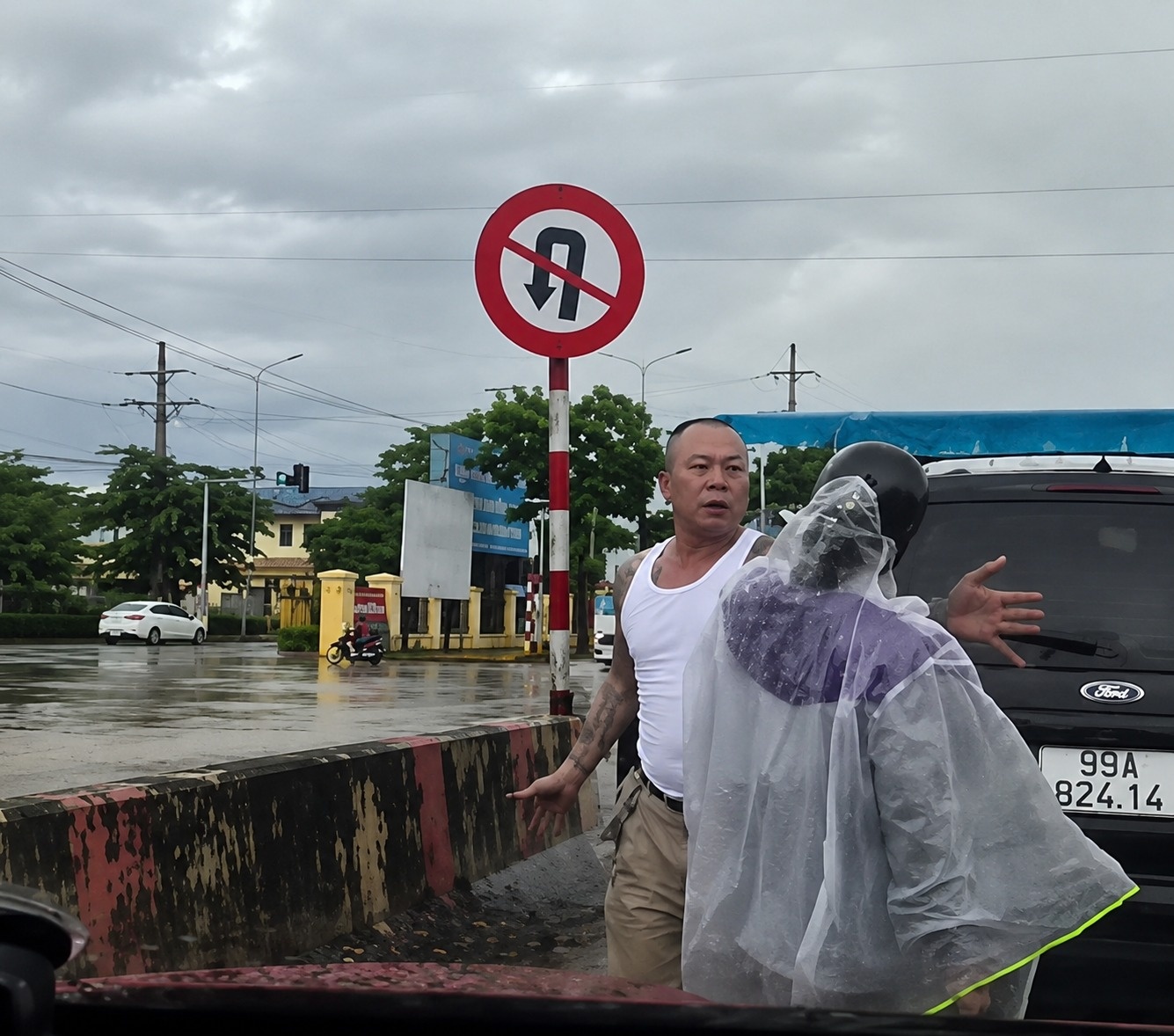 Xác minh vụ tài xế ôtô tát phụ nữ giữa đường