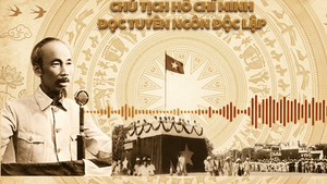 Nghe Tuyên ngôn Độc lập do Chủ tịch Hồ Chí Minh đọc sáng 2/9/1945