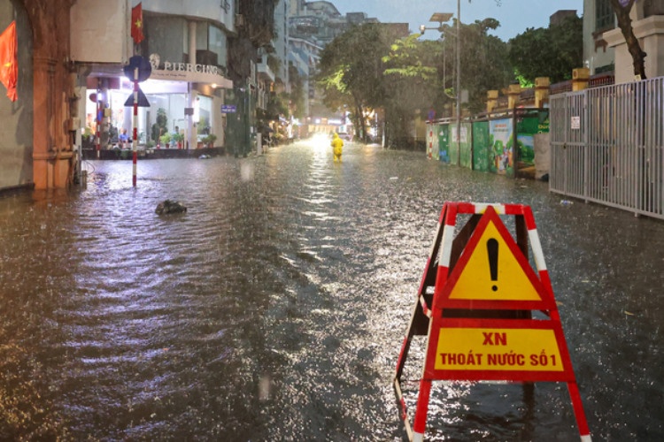 Sau trận mưa tối 27/8, Hà Nội có những điểm úng ngập nào?